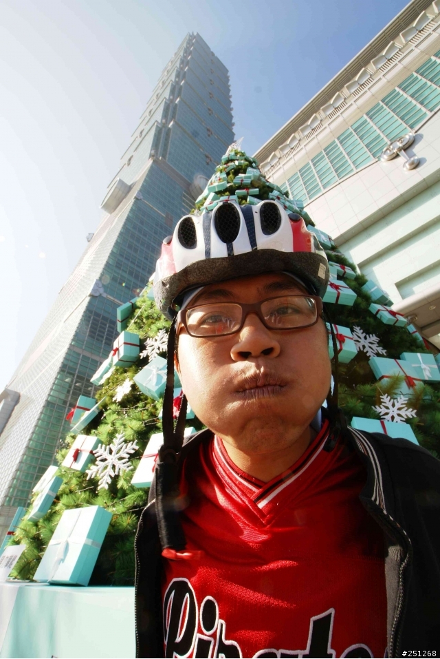 祝大家聖誕節快樂~~送上台北市的聖誕樹