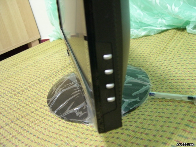 [開箱文]VIEWSONIC VX2433WM 24吋 FULL HD LCD 開箱!