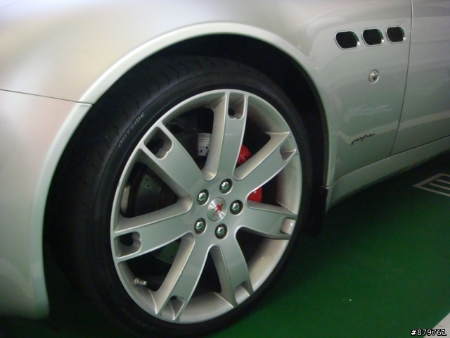 ［分享］停車場遇到09年式的Maserati Quattroporte