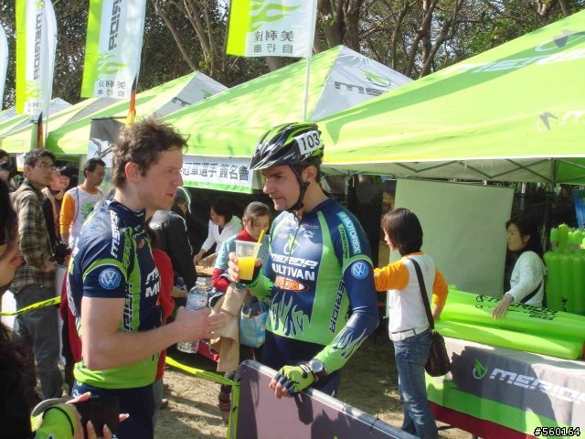 2008-12-07美利達主力車手簽名照 ＋４位模特兒的照片