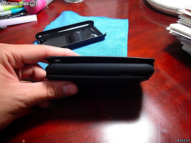 天冷了，幫您的iphone加件衣服吧! ----- Moshi Concerti 皮套