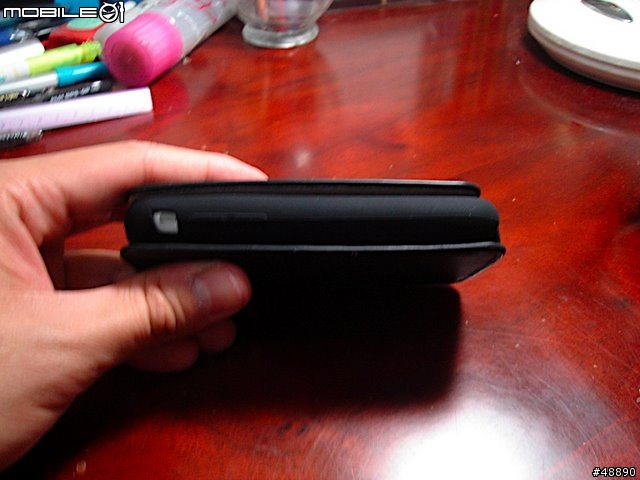 天冷了，幫您的iphone加件衣服吧! ----- Moshi Concerti 皮套