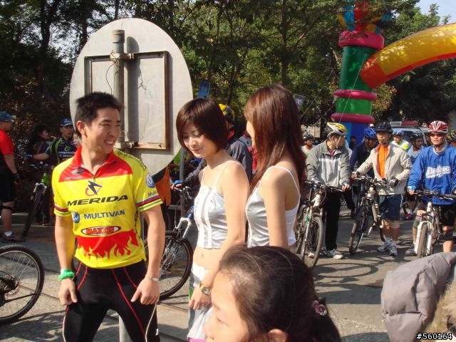 2008-12-07美利達主力車手簽名照 ＋４位模特兒的照片