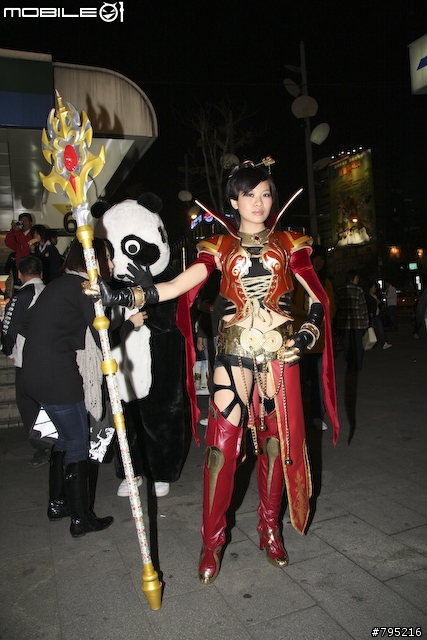 【新聞】聖誕夜貓熊出現！萬王之王3造勢活動目擊