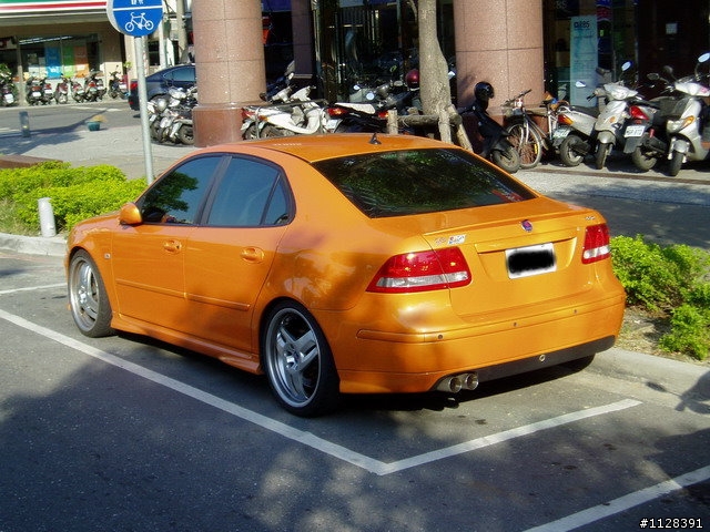亮橘色的SAAB 9-3