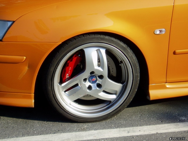 亮橘色的SAAB 9-3