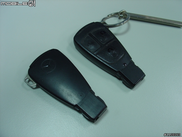 請問 98年 W210 鑰駛如何更換電池?
