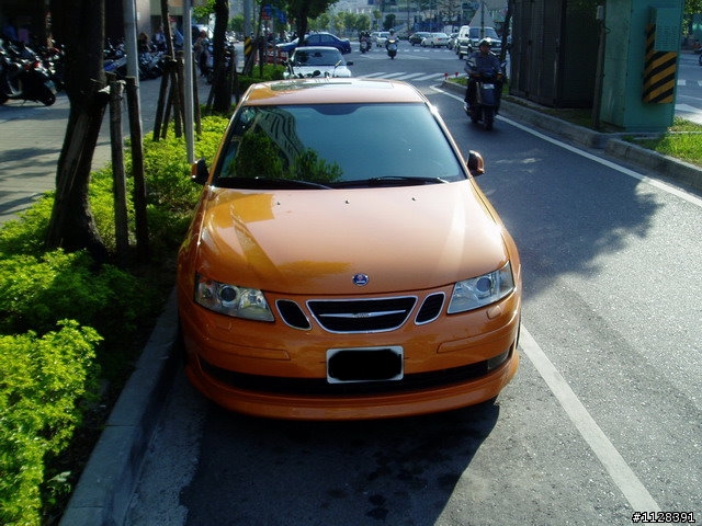 亮橘色的SAAB 9-3