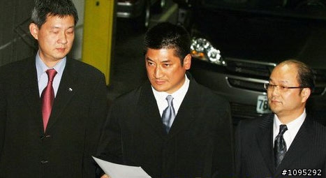 有沒有人覺得辜仲諒很像WWE某摔角明星??