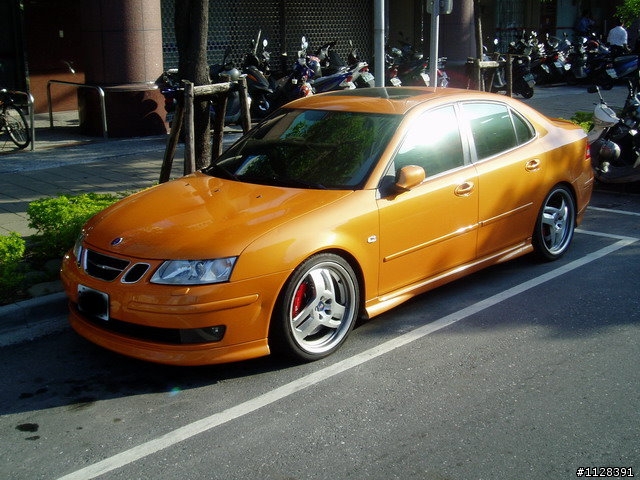 亮橘色的SAAB 9-3