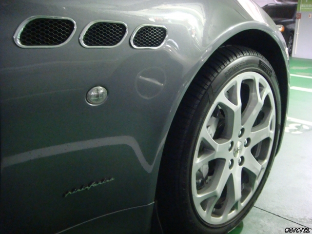 ［分享］停車場遇到09年式的Maserati Quattroporte