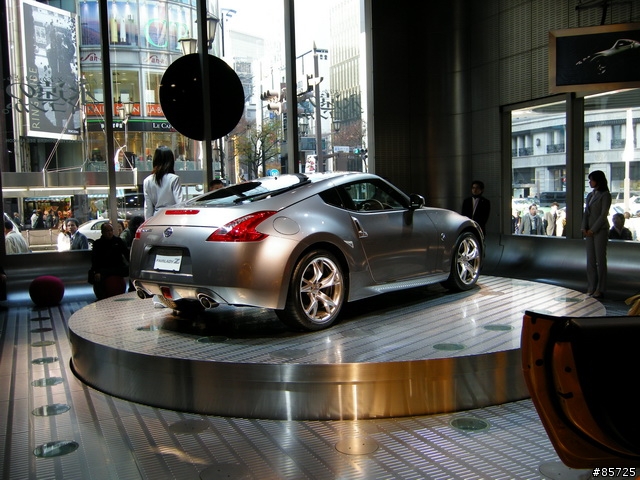 銀座Nissan之"Z".......還有正妹一枚.....