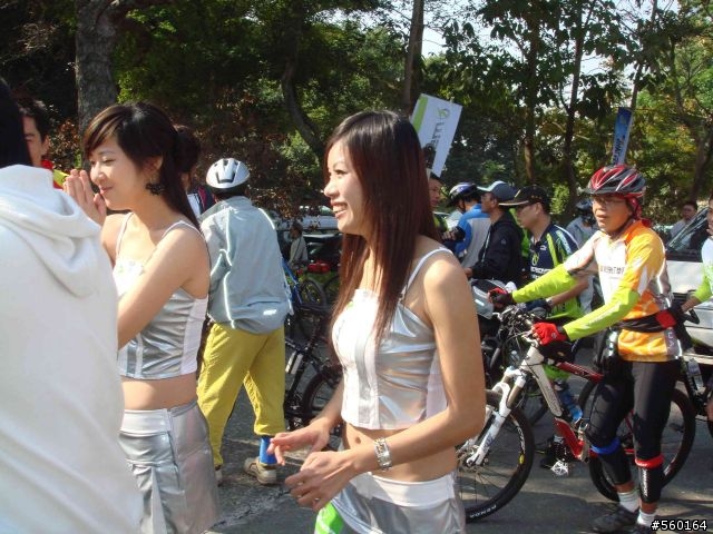 2008-12-07美利達主力車手簽名照 ＋４位模特兒的照片