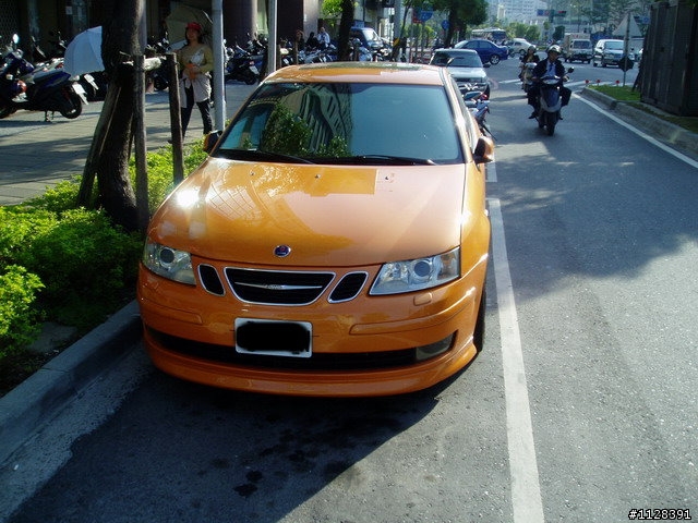 亮橘色的SAAB 9-3