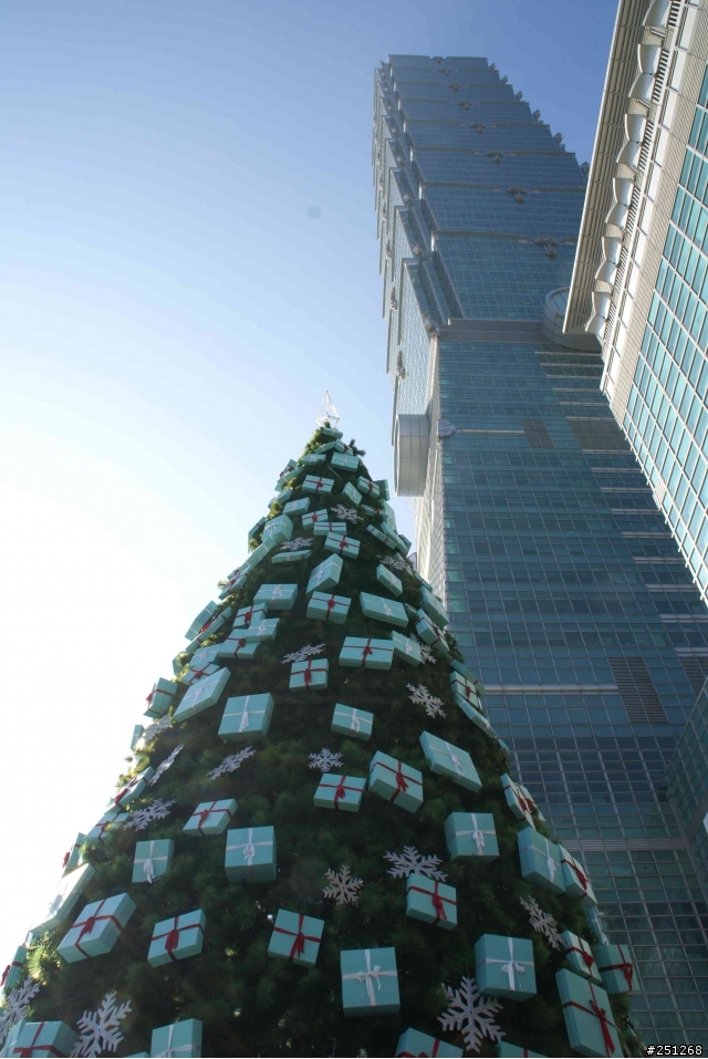 祝大家聖誕節快樂~~送上台北市的聖誕樹