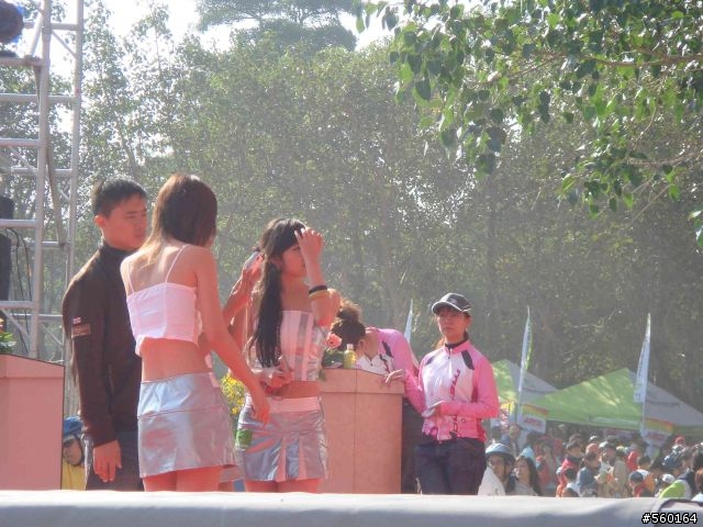 2008-12-07美利達主力車手簽名照 ＋４位模特兒的照片