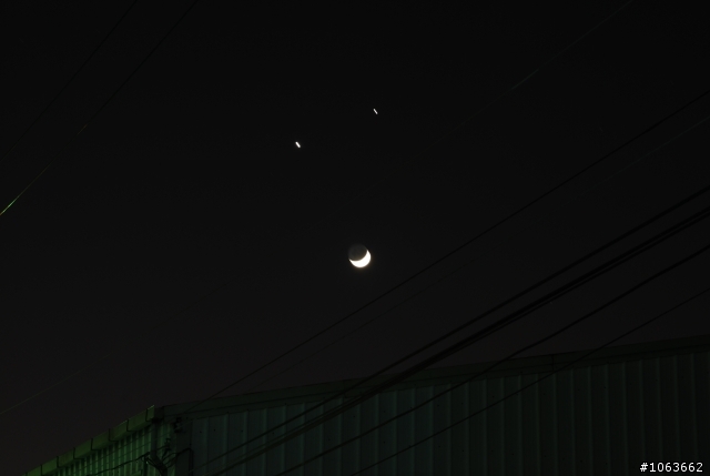 金星、木星與月亮一起在天空上演雙星拱月的美妙天象