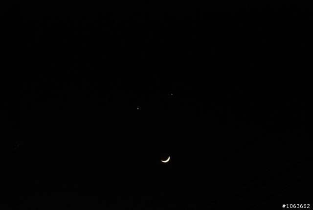 金星、木星與月亮一起在天空上演雙星拱月的美妙天象