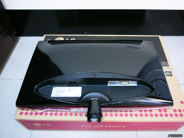 [ 開箱 ] 拜請拜請 之 LG W2261V 夢中開箱