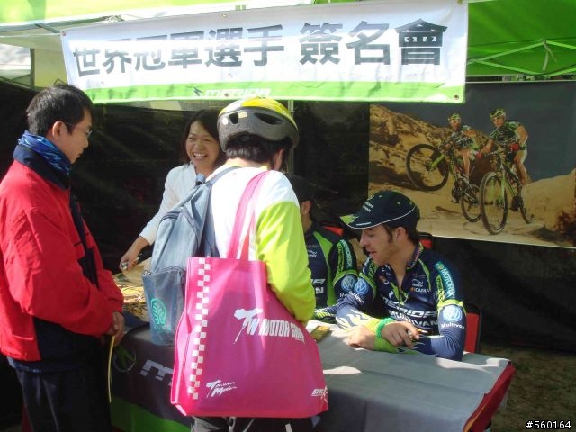 2008-12-07美利達主力車手簽名照 ＋４位模特兒的照片