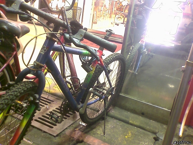 一台被遺棄在路邊的colnago