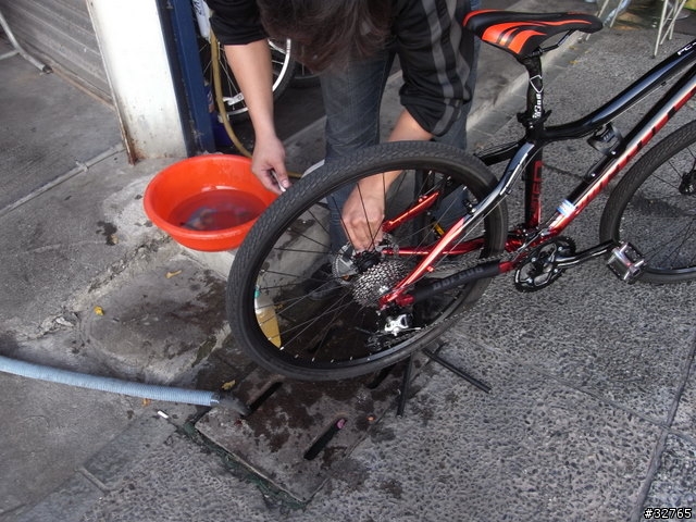 【分享】女王的生日禮物隱藏版黑紅海豚車 2008-12-27更新新照片