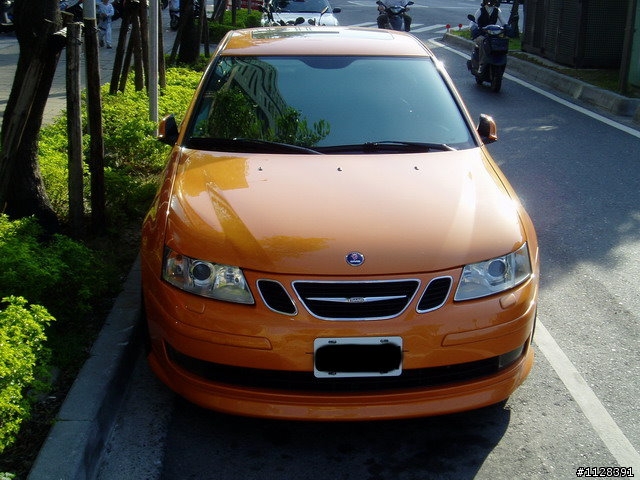 亮橘色的SAAB 9-3