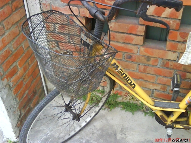 停在路邊的"老"美利達皮帶傳動的車