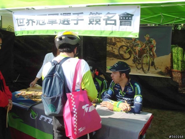 2008-12-07美利達主力車手簽名照 ＋４位模特兒的照片