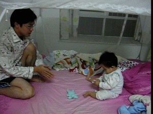 殘忍父親用"波動拳"打小孩~~~*