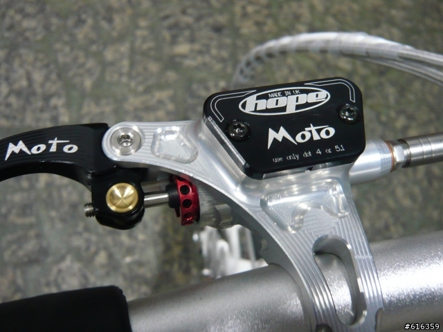 分享朋友的Dahon Mu-P8 六活塞碟煞改裝版~~