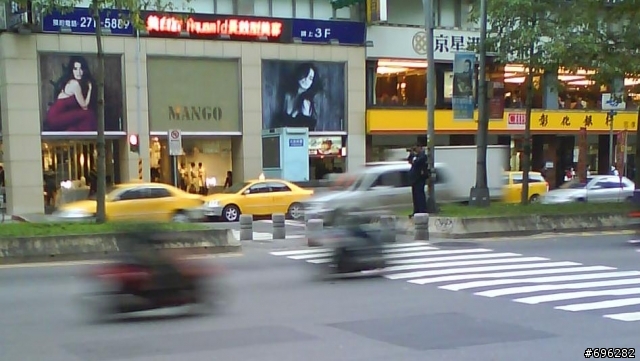 忠孝東路頂呱呱前有條子!