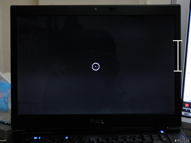 請問筆電螢幕全黑時呈現不均勻狀，是正常嗎？