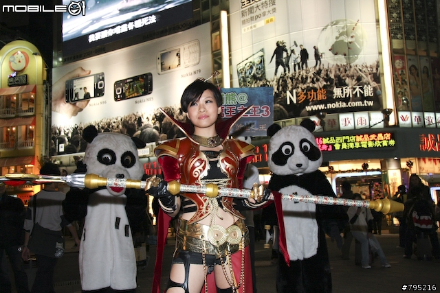 【新聞】聖誕夜貓熊出現！萬王之王3造勢活動目擊