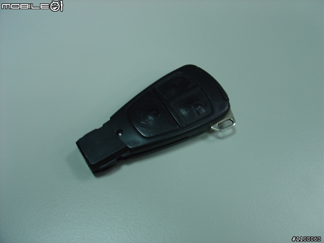 請問 98年 W210 鑰駛如何更換電池?