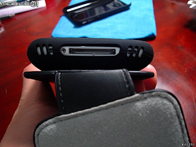 天冷了，幫您的iphone加件衣服吧! ----- Moshi Concerti 皮套