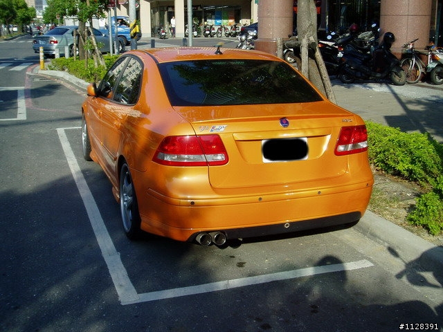 亮橘色的SAAB 9-3