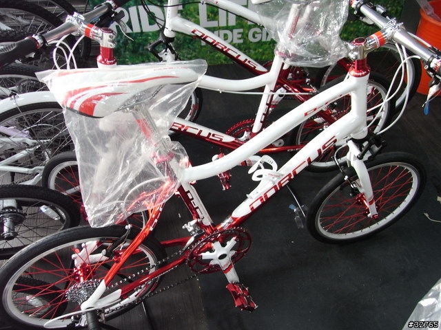 【分享】女王的生日禮物隱藏版黑紅海豚車 2008-12-27更新新照片