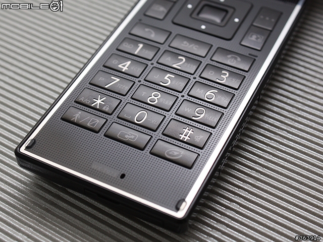 [先秀圖] 年終壓軸! SHRAP WX-T923與 Fujitsu F905i 超細螢幕聯手登場