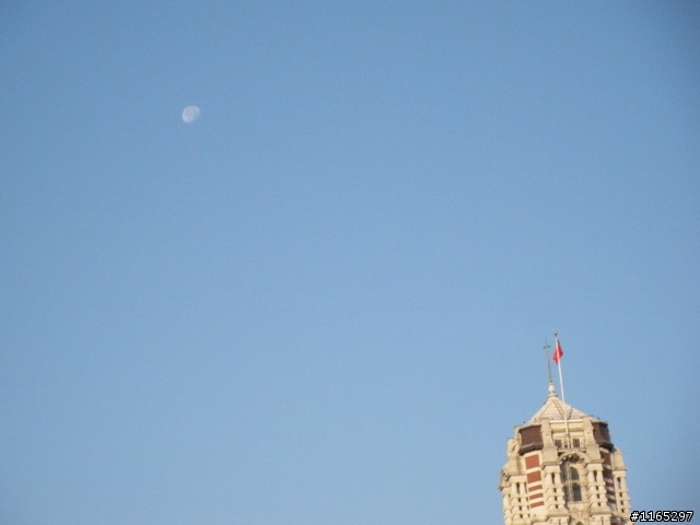 今早明月高掛總統府上空