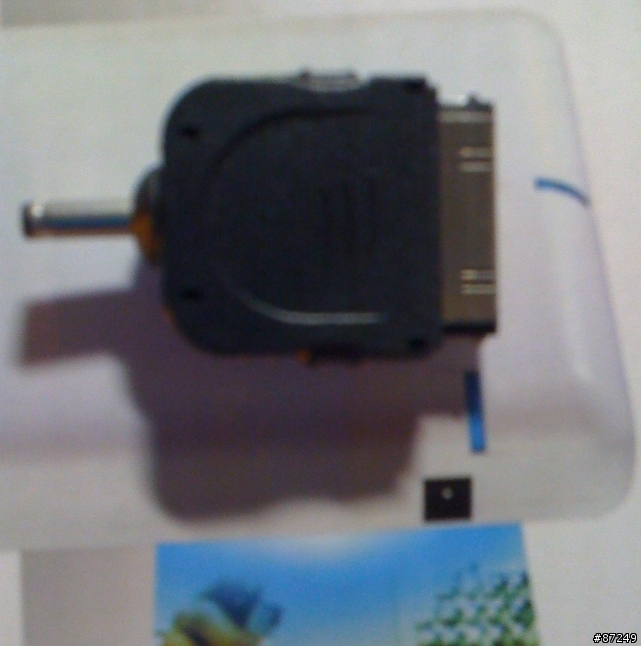 請問  I PHONE 的USB接頭  是否與一般的不同??  充電問題