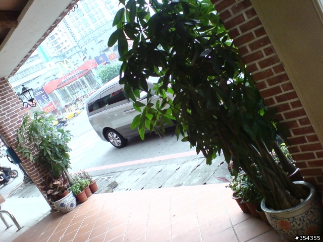 新店遇到偽裝車