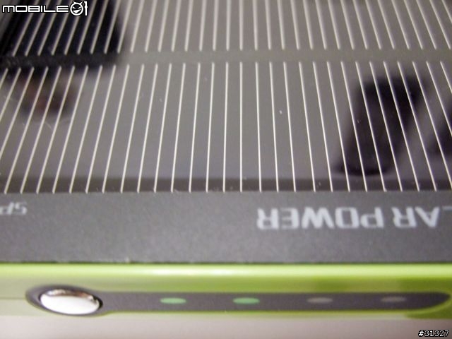 IPhone 的多功能外出充電包，有太陽能功能