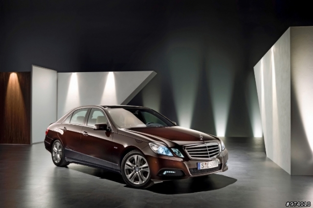 2010 年 Mercedes-Benz 新 E-Class．沙龍照片．圖多