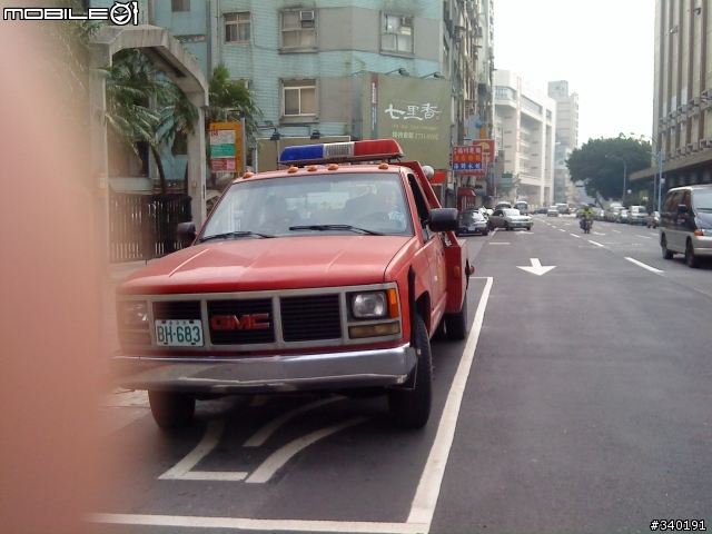 跟你要錢的拖吊車 也會摸魚打混? 佔用公車停靠區? 執行公務? 有圖有真相!
