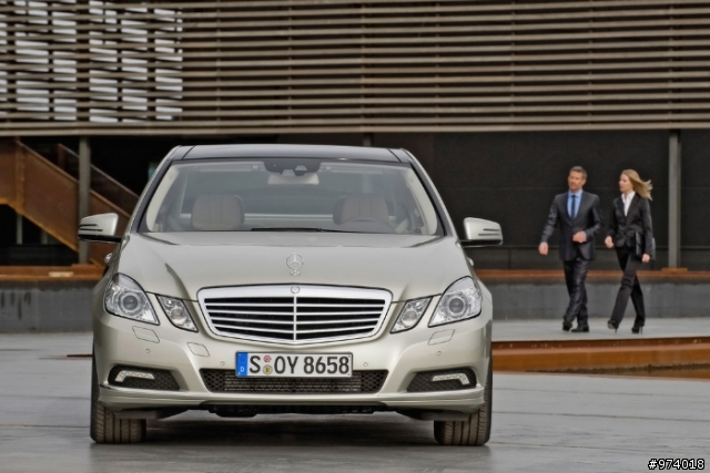 2010 年 Mercedes-Benz 新 E-Class．沙龍照片．圖多