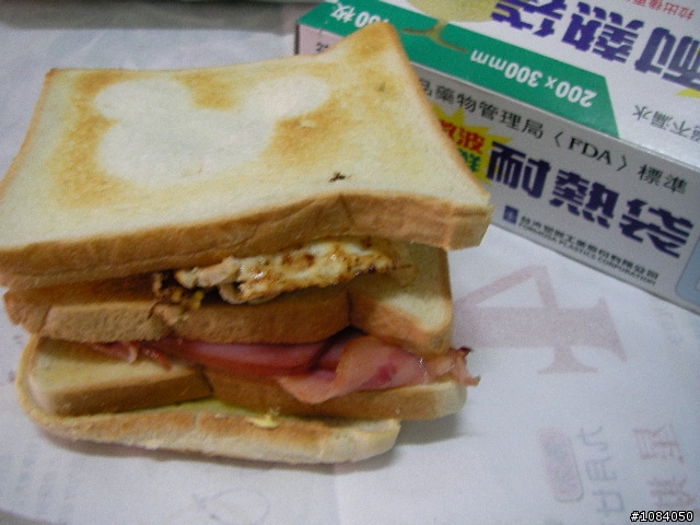 今天早餐實驗做的培根,火腿,雞蛋三明治