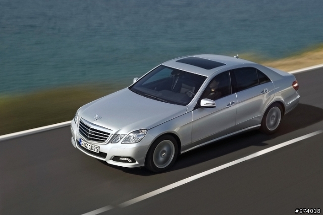 2010 年 Mercedes-Benz 新 E-Class．沙龍照片．圖多