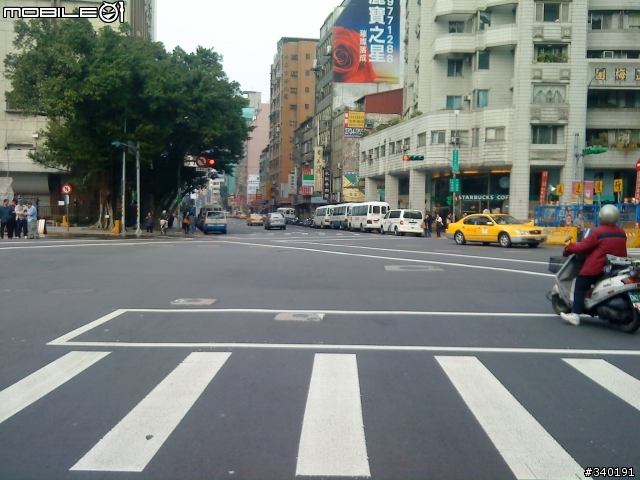 跟你要錢的拖吊車 也會摸魚打混? 佔用公車停靠區? 執行公務? 有圖有真相!
