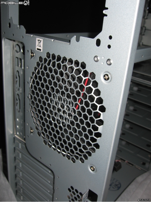 [分享] Antec SOLO 靜音機殼 開箱文